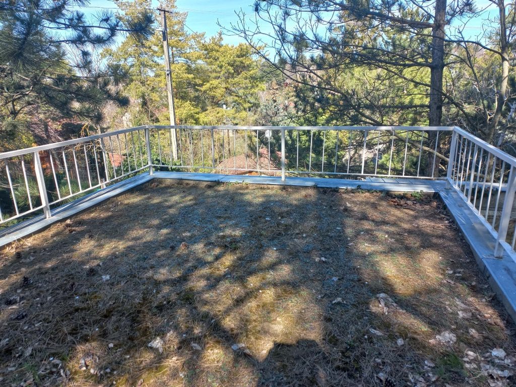 A képen egy precízen kivitelezett korlát látunk.
Ami lakatos munka eredmény.