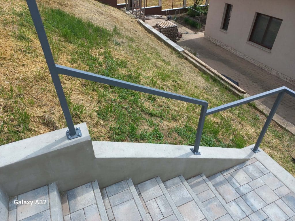 Szürke korlát látható ami kiváló lakatos munka eredménye.
